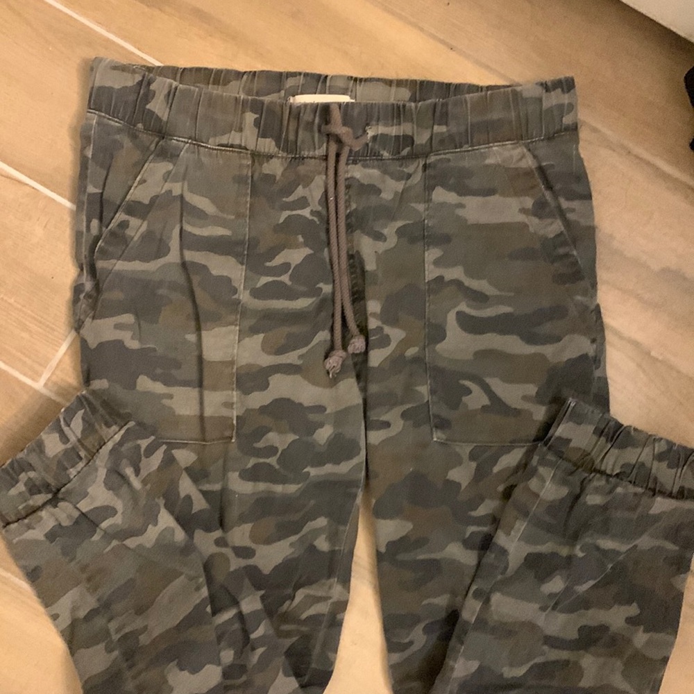 Cloth & Stone Camo Utility Jogger Size Large Not new but only worn few times.